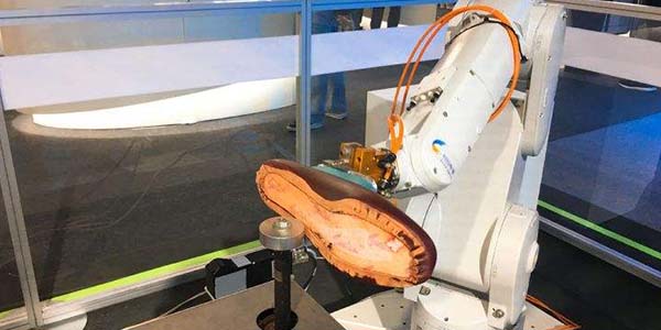 某鞋厂 以2000转速度将鞋底放在打磨机下面打磨，没有想到会这样的